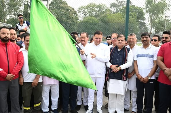 Cm Pushkar singh Dhami ने 'अहिल्या मैराथन' का शुभारंभ किया