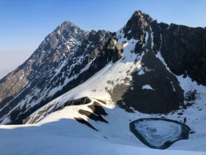 Roopkund Trek: उत्तराखंड का रहस्यमयी कंकाल झील ट्रैक (2025 गाइड)