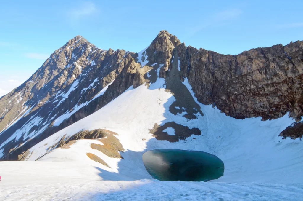 Roopkund Lake: बर्फीली झील और कंकाल