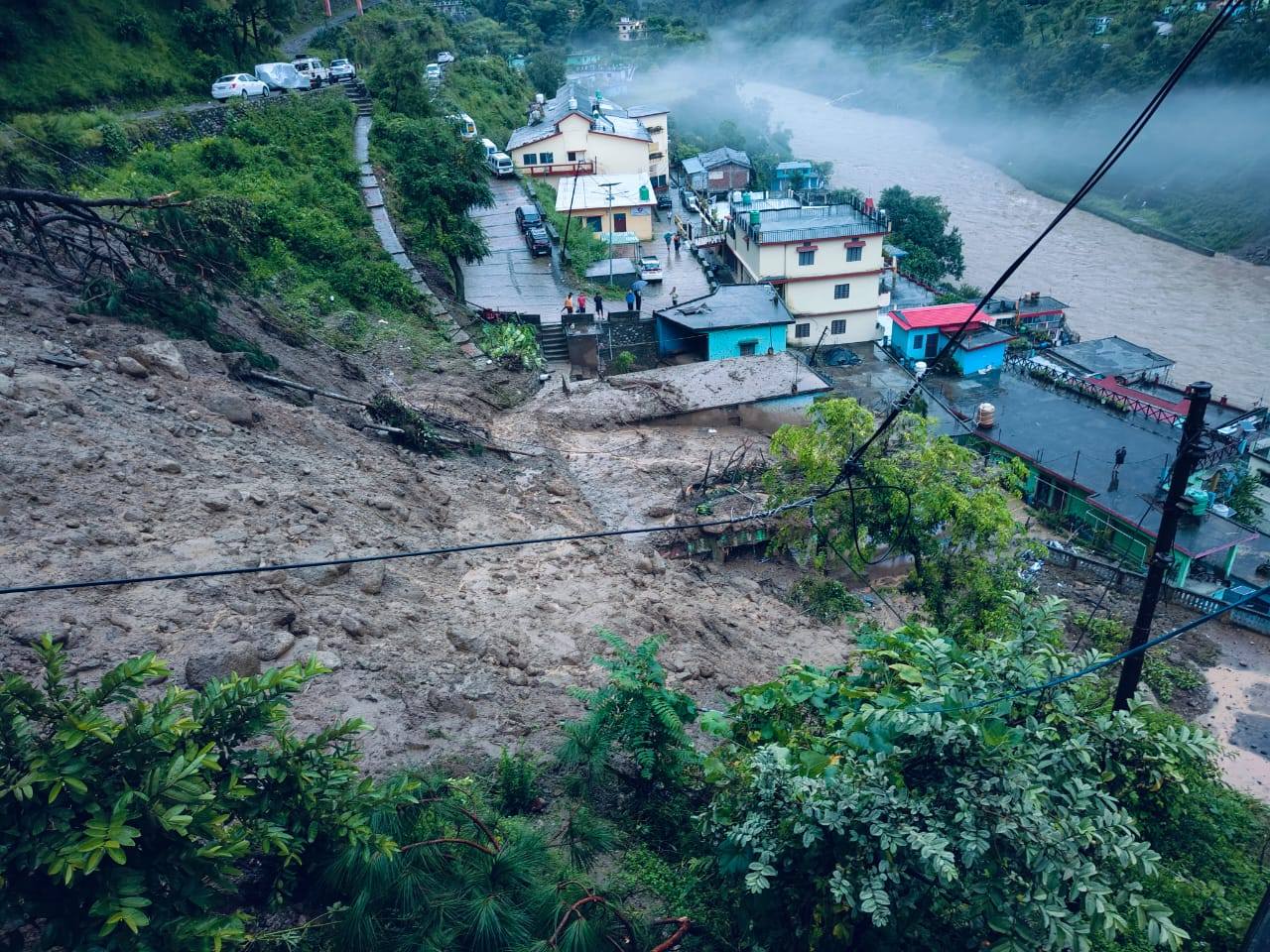 आधी रात को थराली में फटा बादल ! मलबे में दबे घर-वाहन , देखें तस्वीरे…