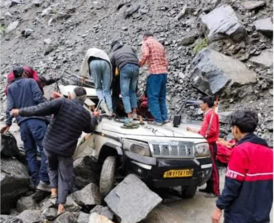 rudraprag road accident due to boulder