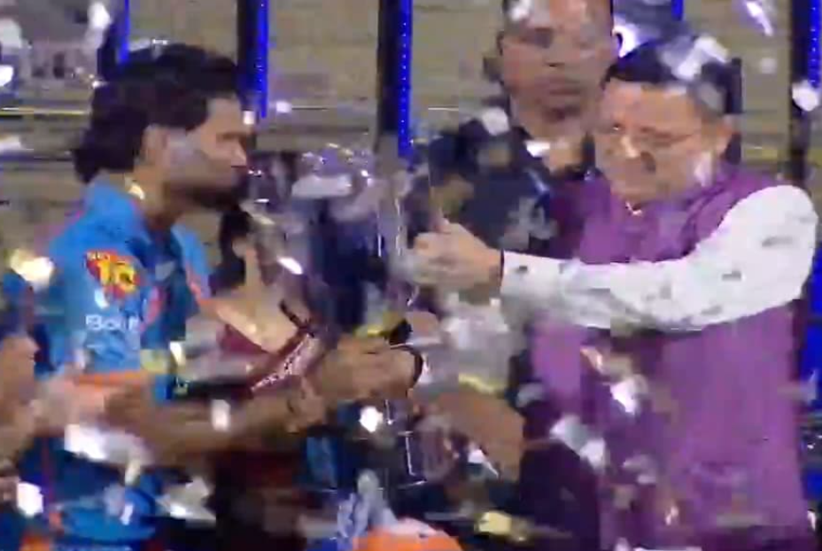 Cm pushkar singh dhami Giving trophy to haridwar elmas