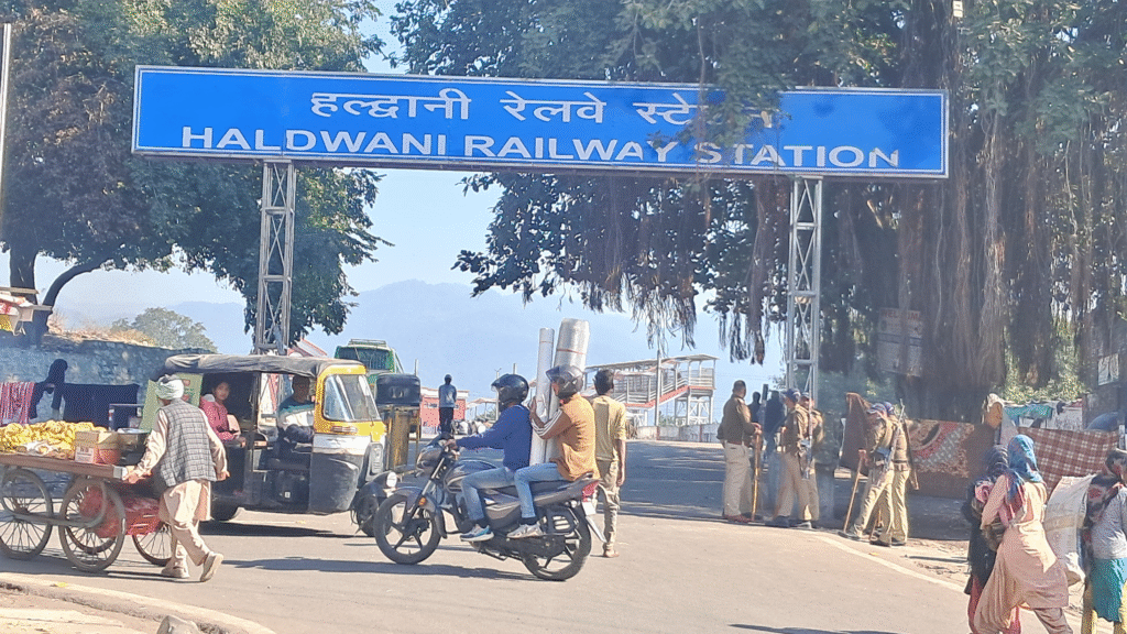 हल्द्वानी रेलवे भूमि केस में बड़ा ट्विस्ट! सुप्रीम कोर्ट ने टाल दिया फैसला, अब 10 दिसंबर को तय होगी हजारों परिवारों की किस्मत.. 4 Haldwani Railway Land Case