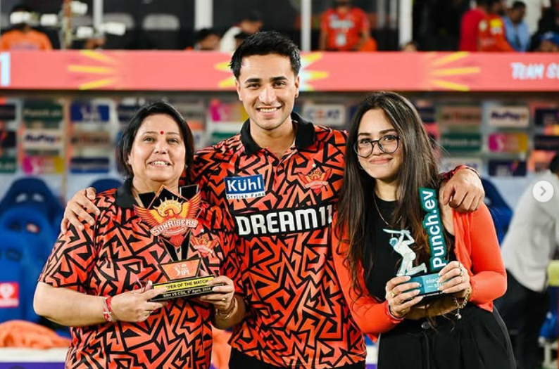 Abhishek Sharma: The Remarkable Rise of India's #1 T20 Star | Complete Biography 3 Abhishek Sharma With Mom & Sister