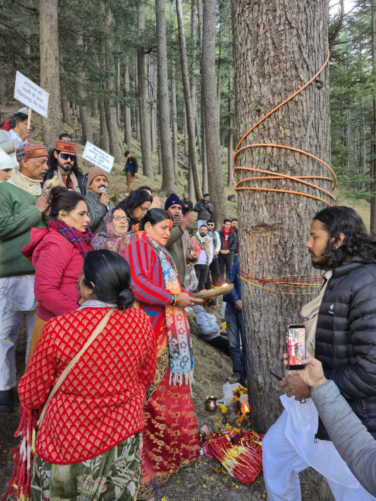 उत्तरकाशी में राहत की खबर: NH34 चौड़ीकरण परियोजना से बच गए हजारों पेड़ — जानें नया अपडेट... 3 Gangotri National Highway : पेड़ों पर रक्षा सूत्र बांधते लोग