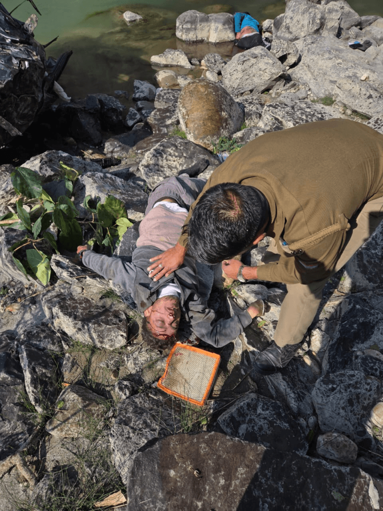 Uttarkashi News : डामटा के पास कार नदी में गिरी, दो युवकों की मौत... 3 image 2